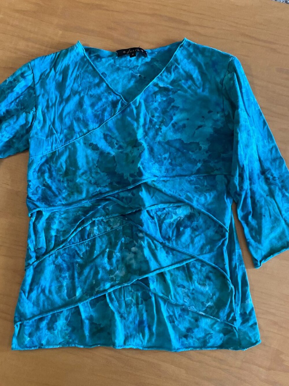 Duniu V-neck beautiful, vibrant, blue-green blouse.